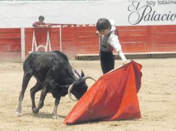 Paco Miramontes “Lagartijo”, torea al natural una de las vacas de San Mateo. E.FLORES  /