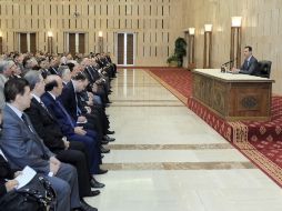 Los opositores al ´regimen han denunciado repunte de la violencia por parte de las fuerzas del presidente Bashar al-Assad (der.). EFE  /