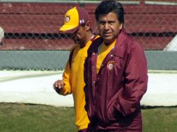 Raúl Arias, nuevo técnico de Estudiantes, le da forma al plantel antes comandado por José Luis Sánchez Solá. NOTIMEX  /