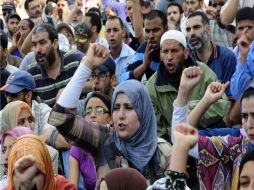 Al menos un centenar de personas fueron retiradas del centro de Rabat por agentes antidisturbios. EFE  /