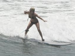 El sitio web tmz.com publicó las imágenes de la cantante surfeando. ESPECIAL  /
