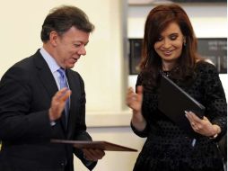 Países de América Latina deben enfrentar de manera conjunta la crisis financiera mundial: Fernández y Santos. AFP  /