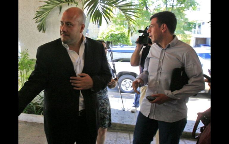 Los munícipes Enrique Alfaro y Miguel Castro recorrieron ayer las obras del parque lineal que se construye en Av. Adolf Horn. ARCHIVO  /