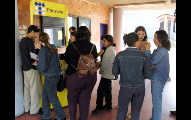 Con las becas para transporte se beneficiarán siete mil estudiantes de educación media superior y superior. E. BARRERA  /