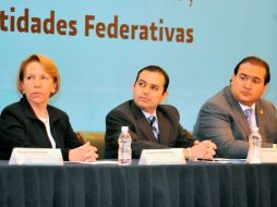 El secretario de Hacienda, Ernesto Cordero (centro), anunció un programa para que las entidades reestructuren lo que deben. NTX  /