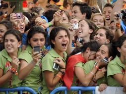 Miles de jóvenes de todo el mundo aclamaron al Papa en un multitudinario y festivo acto en el Centro de Madrid. AFP  /