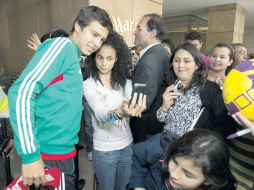 ''Cubo'' Torres se toma fotos con aficionados a su llegada con el Tri a Bogota. EFE  /
