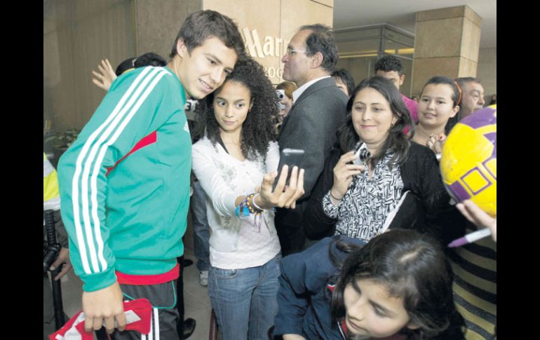 ''Cubo'' Torres se toma fotos con aficionados a su llegada con el Tri a Bogota. EFE  /