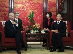 El vice presidente estadounidense, Joe Biden (izq), se reúne con el presidente chino, Ju Hintao (der). EFE  /
