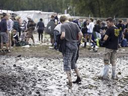 Personas recogen sus pertenencias para abandonar el recinto del Festival de Música Pukkepop. EFE  /