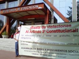 Colocan una manta afuera de las oficinas de la dependencia con un exhorto sobre la educación pública. O GARCÍA  /