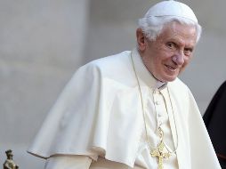 Benedicto XVI sonríe a su llegada al encuentro que mantuvo con jóvenes religiosas en el Patio de los Reyes del Monasterio. EFE  /