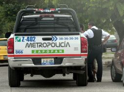 Policías de Zapopan acudieron a asegurar el cuerpo del hombre que fue dejado en la colonia Volcanes del Colli. ARCHIVO  /