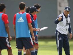 El técnico de Chivas, José Luis Real, dirige a los del Rebaño, en una sesión de entrenamiento previo al encuentro del sábado. MEXSPOT  /