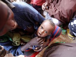 Una mujer cuida a su hijo mientras esperan para recibir atención médica en el Camp Seyidka. REUTERS  /
