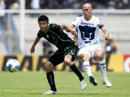 Oribe Peralta de Santos (I), durante partido del Torneo Apertura disputado ante Pumas. MEXSPORT  /