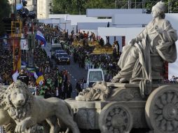 En su segundo día de actividades en Madrid, el Papa Benedicto XVI encabezó el Via Crucis. AFP  /