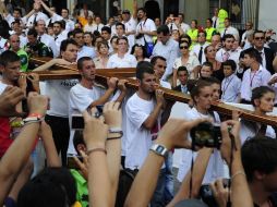 Peregrinos sostienen una cruz durante la ceremonia del Vía Crucis dirigida por el Papa en la plaza Cibeles. AFP  /