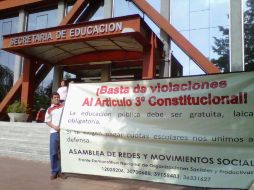 Los manifestantes que rechazan el pago de cuotas voluntarias se apostaron ayer frente al edificio de la SEJ. A. GARCÍA  /