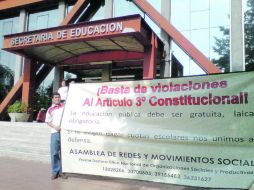 Varias personas se manifestaron afuera del edificio de la Secretaría de Educación Jalisco. O. GARCÍA  /