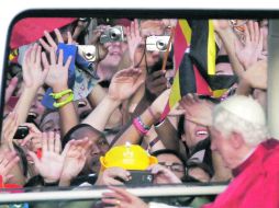 El Papa Benedicto XVI responde al saludo de la multitud en la plaza Cibeles de Madrid en su segundo día de actividades. AP  /