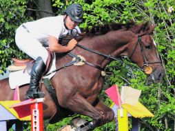 El jinete de la Escuela Hípica Jalisciense, Arturo Navarro, ganó a lomos de “Cool Down” la prueba Libre a 1.30 metros. M. FREYRÍA  /