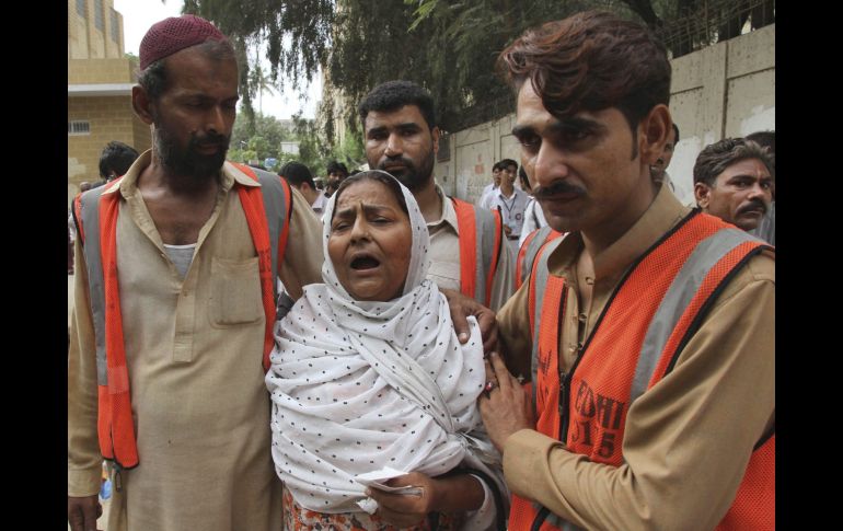 Familiares de una de las víctimas fallecidas lloran a las puertas de un hospital en Karachi. EFE  /