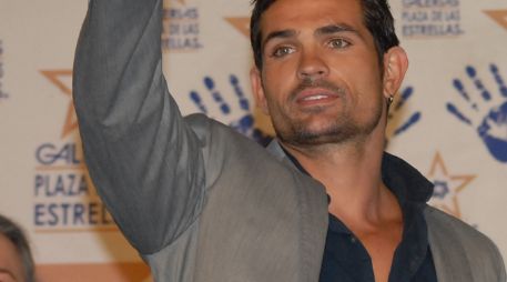 El actor Ferdinando Valencia también plasmó las huellas de sus manos en la Plaza de las Estrellas. NTX  /