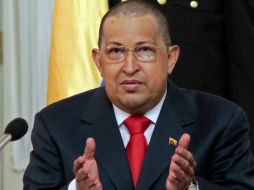 Desde hace unas semanas la imagen de Chávez ha cambiado por las quimiterapias.  AP  /