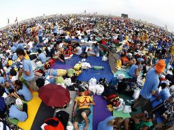 Miles de jóvenes esperan la llegada del Papa Benedicto XVI en el aeródromo de Cuatro Vientos. EFE  /