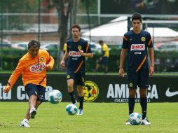 El técnico del América, Carlos Reinoso (I), durante sesión de entrenamiento. MEXSPORT  /