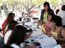 Para garantizar la atención a padres de familia, se repartieron fichas anticipadamente. ARCHIVO  /