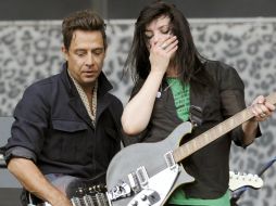 La cantante VV, alias Alison Mosshart (d), y el cantante y guitarrista Hotel, alias Jamie Hince. EFE  /