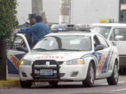 Policías de Guadalajara acudieron al lugar de los hechos para iniciar las averiguaciones del caso. ARCHIVO  /