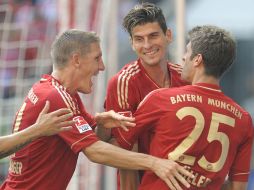 Los jugadores del Munich (I-D), Bastian Schweinsteiger, el goleador Mario Gomez y Thomas Mueller celebran el triunfo de su equipo. EFE  /