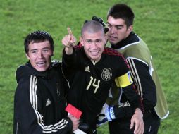 Jugadores de la Selección Mexicana de Futbol, dos de ellos Enríquez y Torres celebran el triunfo sobre Francia. REUTERS  /