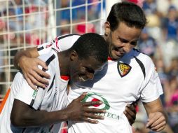 Luis Gabriel Rey, de Jaguares, celebra con su compañero su avance dentro del Torneo.MEXSPORT  /