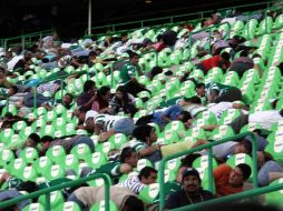 Las detonaciones de arma de fuego que se escucharon en el estadio, ocasionaron temor y nervios a los aficionados. MEXSPORT  /