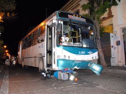 Así quedó el vehículo de dos ruedas en el cruce de Juan Manuel y González Ortega, en el primer cuadro de Guadalajara. O. RUVALCABA  /
