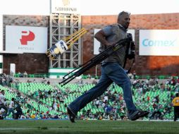 Las personas corrieron cuando se escucharon los disparos en el estadio. MEXSPORT  /