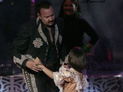 La pequeña Ángela Aguilar baila con su papá durante el concierto. A. HINOJOSA  /