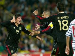 Jugadores mexicanos celebran el triunfo de 3-1 sobre Francia, que les dio el tercer lugar del Mundial Sub-20 de Colombia 2011. MEXSPORT  /