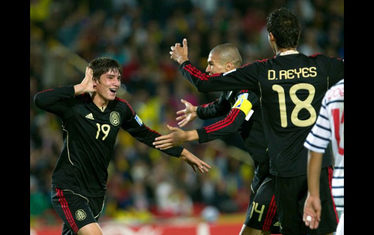 Jugadores mexicanos celebran el triunfo de 3-1 sobre Francia, que les dio el tercer lugar del Mundial Sub-20 de Colombia 2011. MEXSPORT  /
