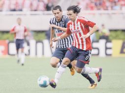 Omar Arellano, del Rebaño, conduce un balón ante la marca de un zaguero rayado. E. PACHECO  /