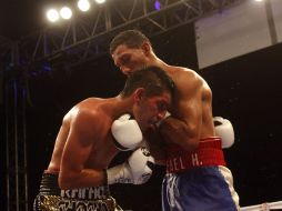 El tapatío Rafael Guzmán abraza a su oponente, el venezolano Rafael Hernández. ESPECIAL  /