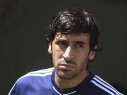 Raúl Gonzalez calienta antes del partido de la Bundesliga alemana comtra el FSV Mainz. EFE  /