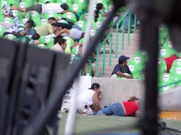 Asistentes al partido Santos–Morelia se tiraron al piso al oír disparos durante el juego. NTX  /