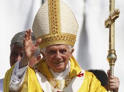 El Papa Benedicto XVI se despide de los cientos de miles de jóvenes que se congregaron hoy en el aeródromo de Cuatro Vientos. EFE  /