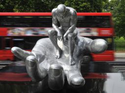 La escultura fue nombrada ‘Mano de Dios’ mide cuatro metros de largo y pesa 400 kilos. REUTERS  /