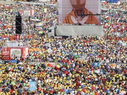 Miles de peregrinos siguen desde una pantalla gigante en el aeródromo de Cuatro Vientos, la misa de clausura de la XXVI JMJ. EFE  /